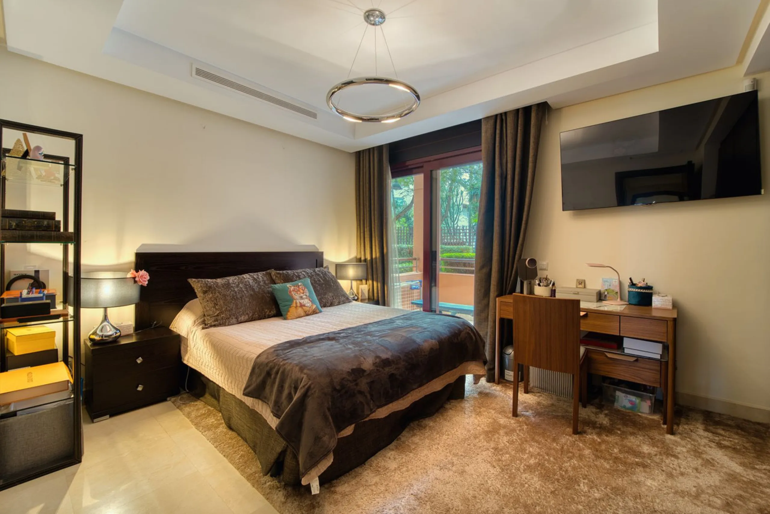 Located in the sought-after Malibu community in Marbella, this elegant ground-floor apartment combines luxury, comfort, and an unbeatable location. South-facing, the property enjoys abundant natural light throughout the day, creating a bright and welcomin