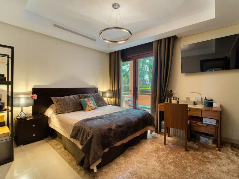 Located in the sought-after Malibu community in Marbella, this elegant ground-floor apartment combines luxury, comfort, and an unbeatable location. South-facing, the property enjoys abundant natural light throughout the day, creating a bright and welcomin