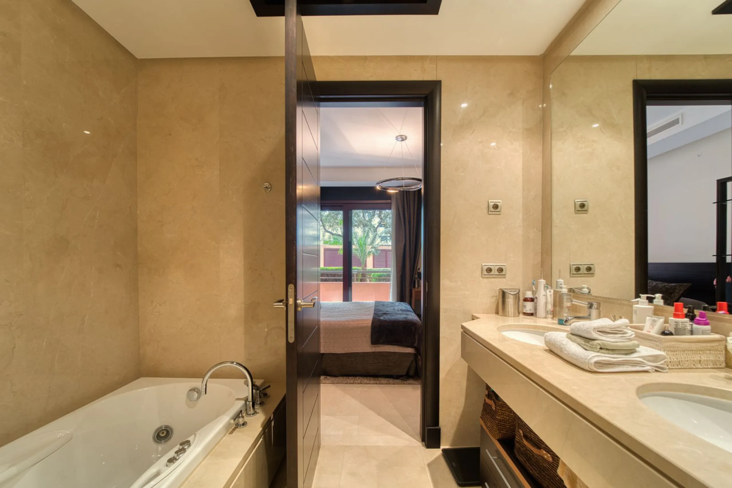 Located in the sought-after Malibu community in Marbella, this elegant ground-floor apartment combines luxury, comfort, and an unbeatable location. South-facing, the property enjoys abundant natural light throughout the day, creating a bright and welcomin
