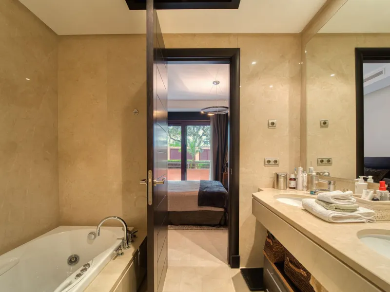 Located in the sought-after Malibu community in Marbella, this elegant ground-floor apartment combines luxury, comfort, and an unbeatable location. South-facing, the property enjoys abundant natural light throughout the day, creating a bright and welcomin