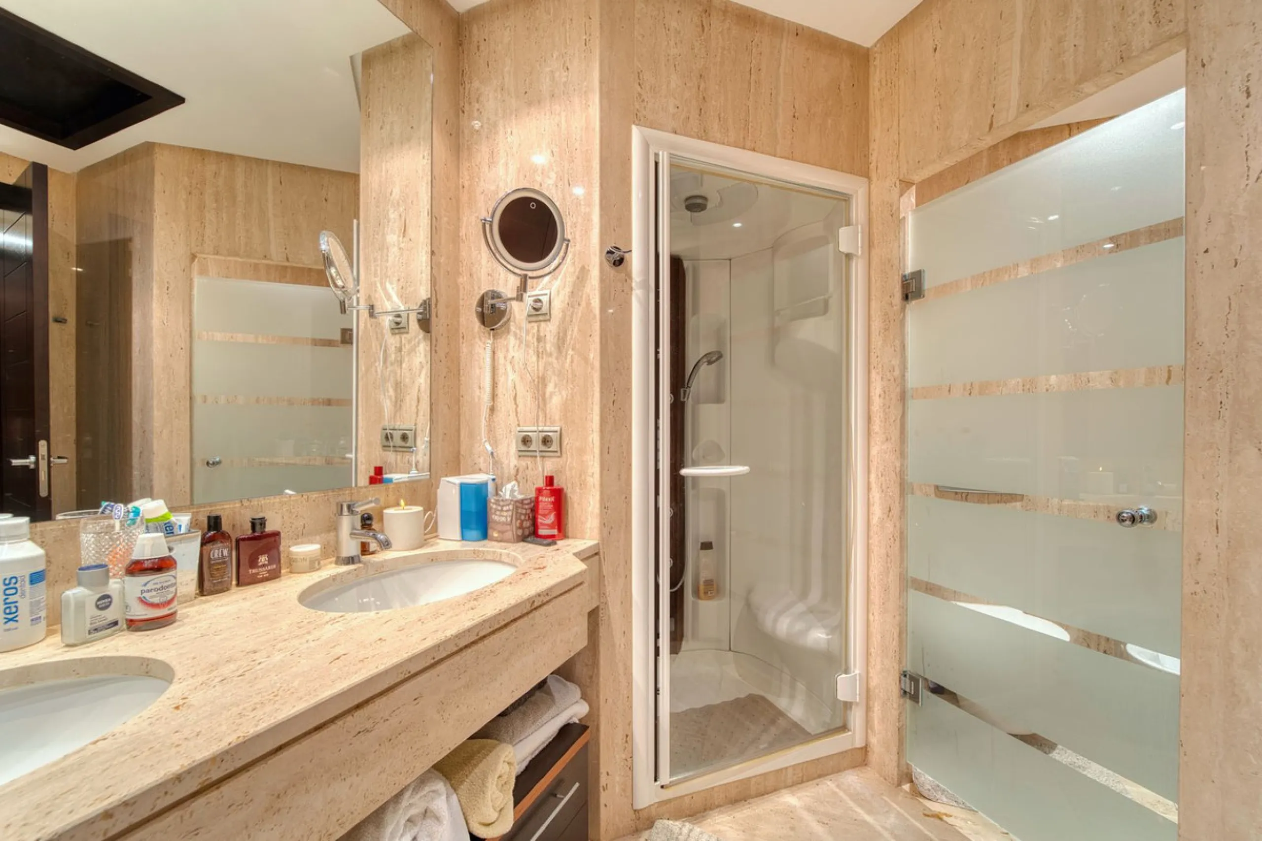 Located in the sought-after Malibu community in Marbella, this elegant ground-floor apartment combines luxury, comfort, and an unbeatable location. South-facing, the property enjoys abundant natural light throughout the day, creating a bright and welcomin