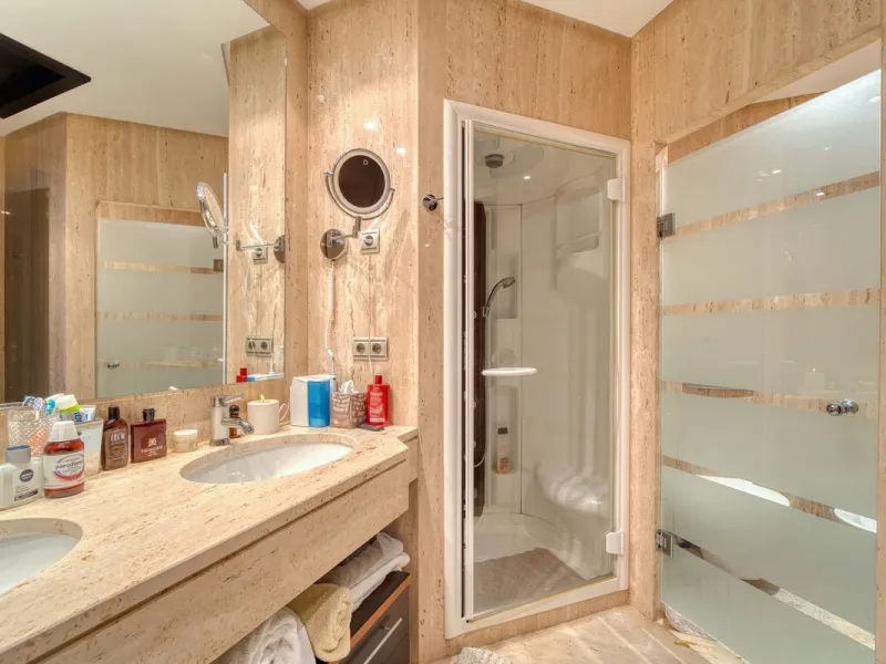 Located in the sought-after Malibu community in Marbella, this elegant ground-floor apartment combines luxury, comfort, and an unbeatable location. South-facing, the property enjoys abundant natural light throughout the day, creating a bright and welcomin