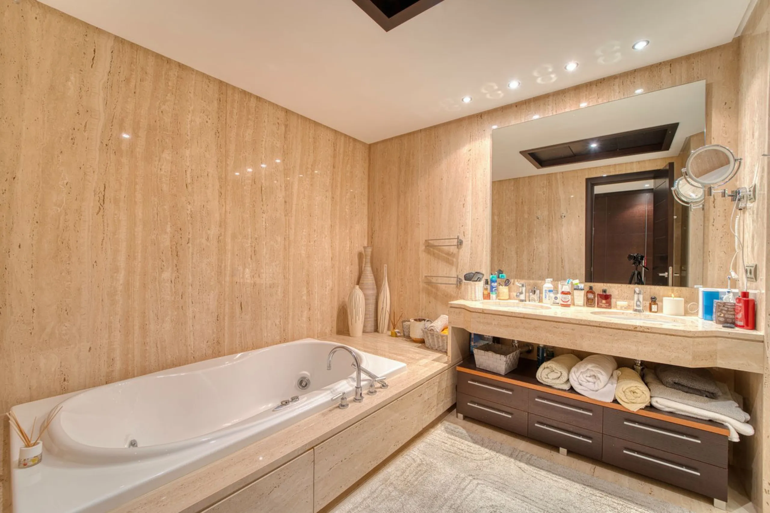Located in the sought-after Malibu community in Marbella, this elegant ground-floor apartment combines luxury, comfort, and an unbeatable location. South-facing, the property enjoys abundant natural light throughout the day, creating a bright and welcomin