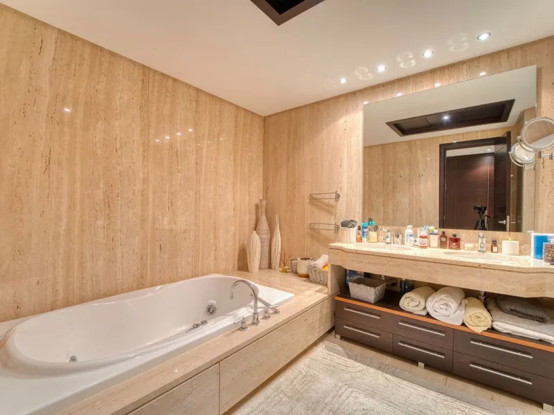 Located in the sought-after Malibu community in Marbella, this elegant ground-floor apartment combines luxury, comfort, and an unbeatable location. South-facing, the property enjoys abundant natural light throughout the day, creating a bright and welcomin