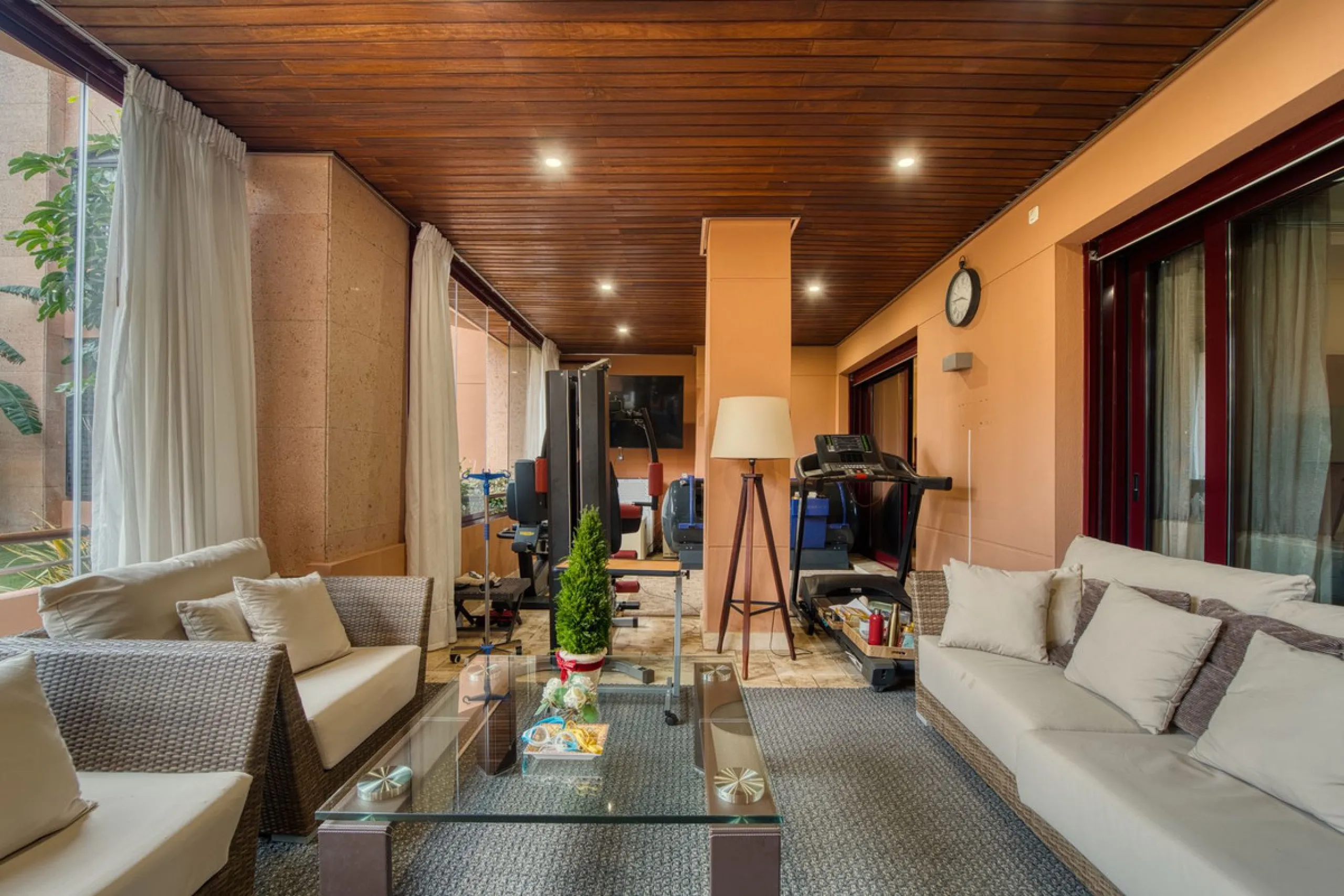 Located in the sought-after Malibu community in Marbella, this elegant ground-floor apartment combines luxury, comfort, and an unbeatable location. South-facing, the property enjoys abundant natural light throughout the day, creating a bright and welcomin