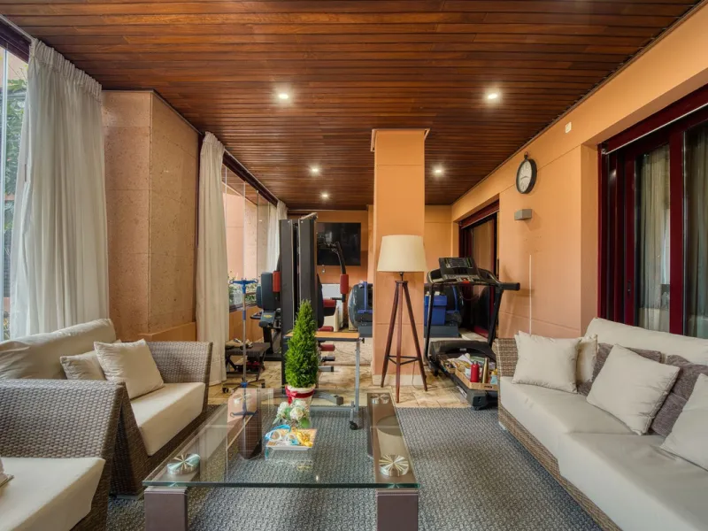 Located in the sought-after Malibu community in Marbella, this elegant ground-floor apartment combines luxury, comfort, and an unbeatable location. South-facing, the property enjoys abundant natural light throughout the day, creating a bright and welcomin