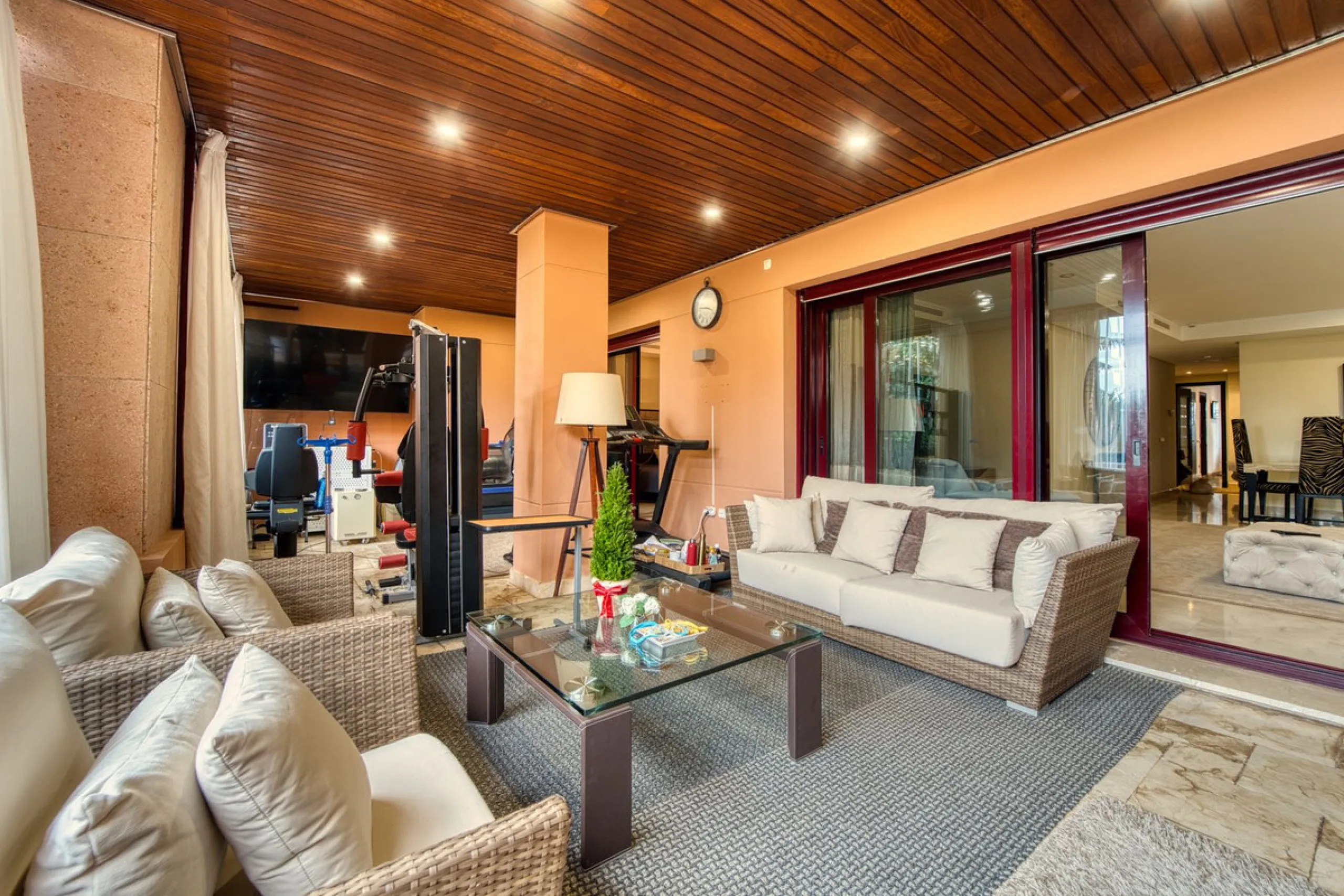 Located in the sought-after Malibu community in Marbella, this elegant ground-floor apartment combines luxury, comfort, and an unbeatable location. South-facing, the property enjoys abundant natural light throughout the day, creating a bright and welcomin