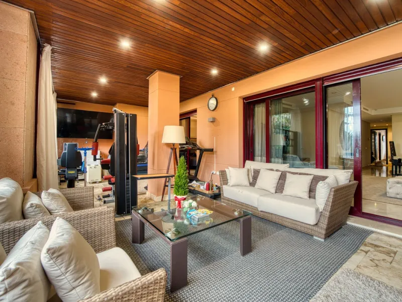 Located in the sought-after Malibu community in Marbella, this elegant ground-floor apartment combines luxury, comfort, and an unbeatable location. South-facing, the property enjoys abundant natural light throughout the day, creating a bright and welcomin