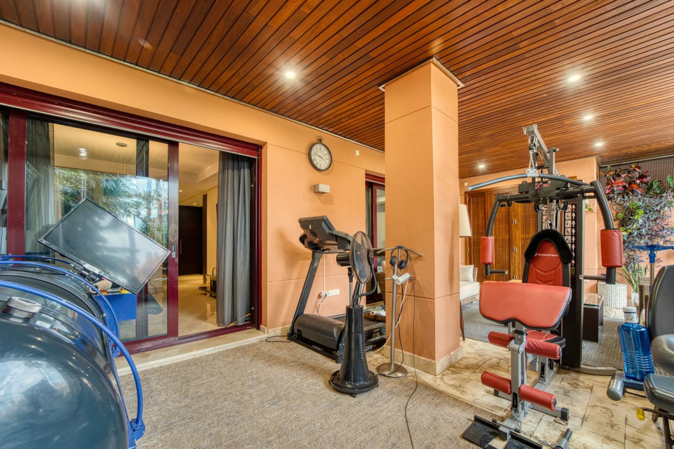 Located in the sought-after Malibu community in Marbella, this elegant ground-floor apartment combines luxury, comfort, and an unbeatable location. South-facing, the property enjoys abundant natural light throughout the day, creating a bright and welcomin