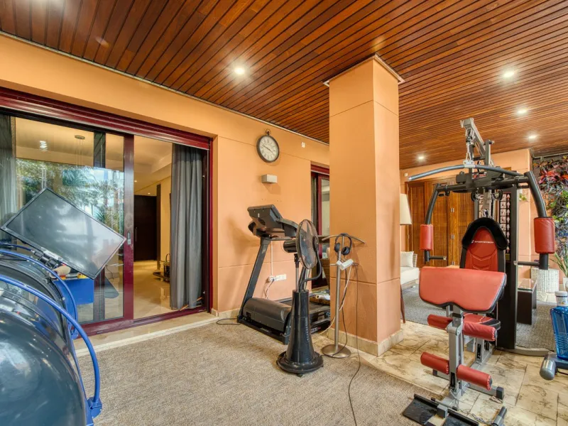 Located in the sought-after Malibu community in Marbella, this elegant ground-floor apartment combines luxury, comfort, and an unbeatable location. South-facing, the property enjoys abundant natural light throughout the day, creating a bright and welcomin