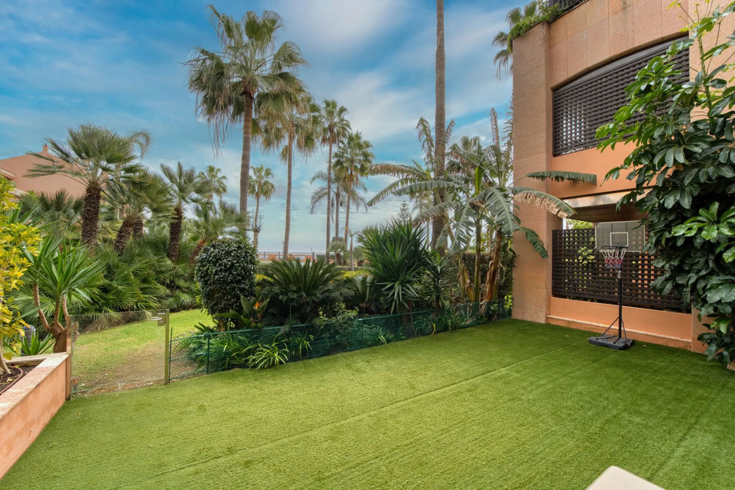 Located in the sought-after Malibu community in Marbella, this elegant ground-floor apartment combines luxury, comfort, and an unbeatable location. South-facing, the property enjoys abundant natural light throughout the day, creating a bright and welcomin