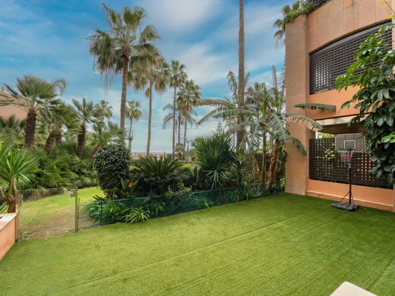 Located in the sought-after Malibu community in Marbella, this elegant ground-floor apartment combines luxury, comfort, and an unbeatable location. South-facing, the property enjoys abundant natural light throughout the day, creating a bright and welcomin