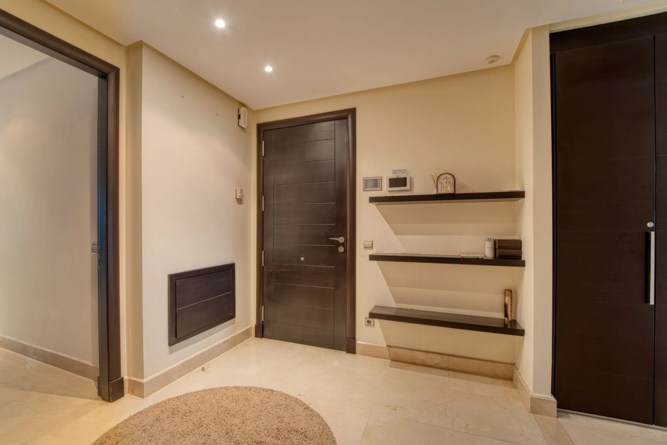 Located in the sought-after Malibu community in Marbella, this elegant ground-floor apartment combines luxury, comfort, and an unbeatable location. South-facing, the property enjoys abundant natural light throughout the day, creating a bright and welcomin