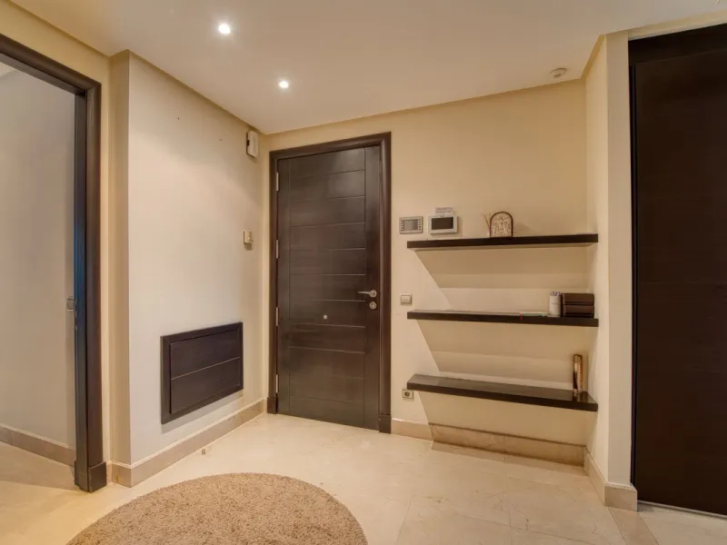 Located in the sought-after Malibu community in Marbella, this elegant ground-floor apartment combines luxury, comfort, and an unbeatable location. South-facing, the property enjoys abundant natural light throughout the day, creating a bright and welcomin