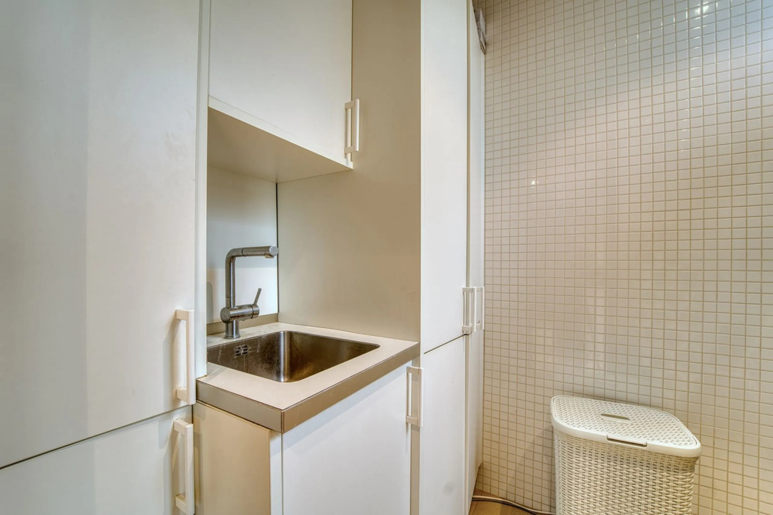 Located in the sought-after Malibu community in Marbella, this elegant ground-floor apartment combines luxury, comfort, and an unbeatable location. South-facing, the property enjoys abundant natural light throughout the day, creating a bright and welcomin