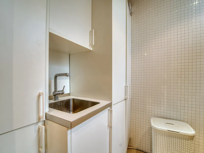 Located in the sought-after Malibu community in Marbella, this elegant ground-floor apartment combines luxury, comfort, and an unbeatable location. South-facing, the property enjoys abundant natural light throughout the day, creating a bright and welcomin