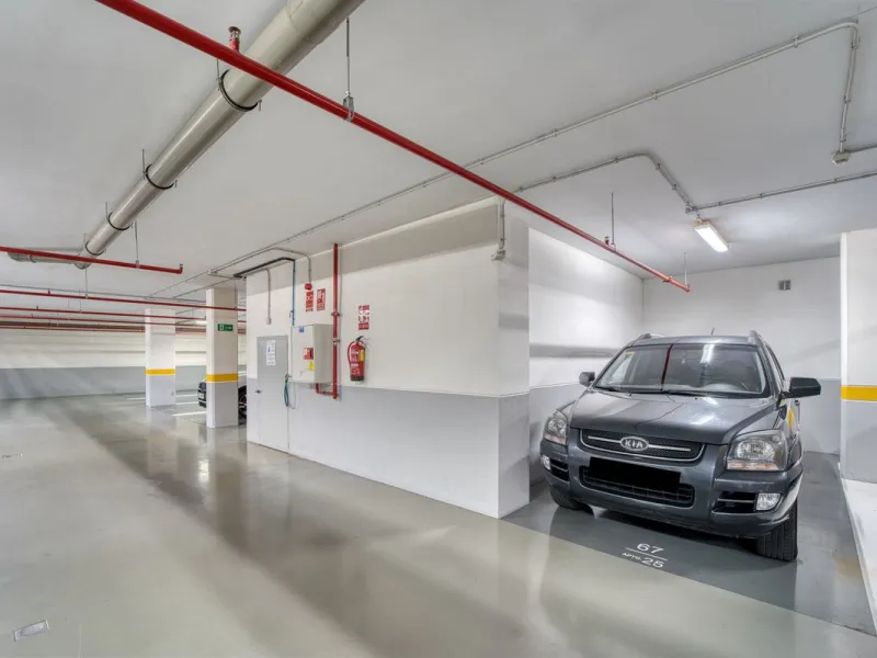 Located in the sought-after Malibu community in Marbella, this elegant ground-floor apartment combines luxury, comfort, and an unbeatable location. South-facing, the property enjoys abundant natural light throughout the day, creating a bright and welcomin