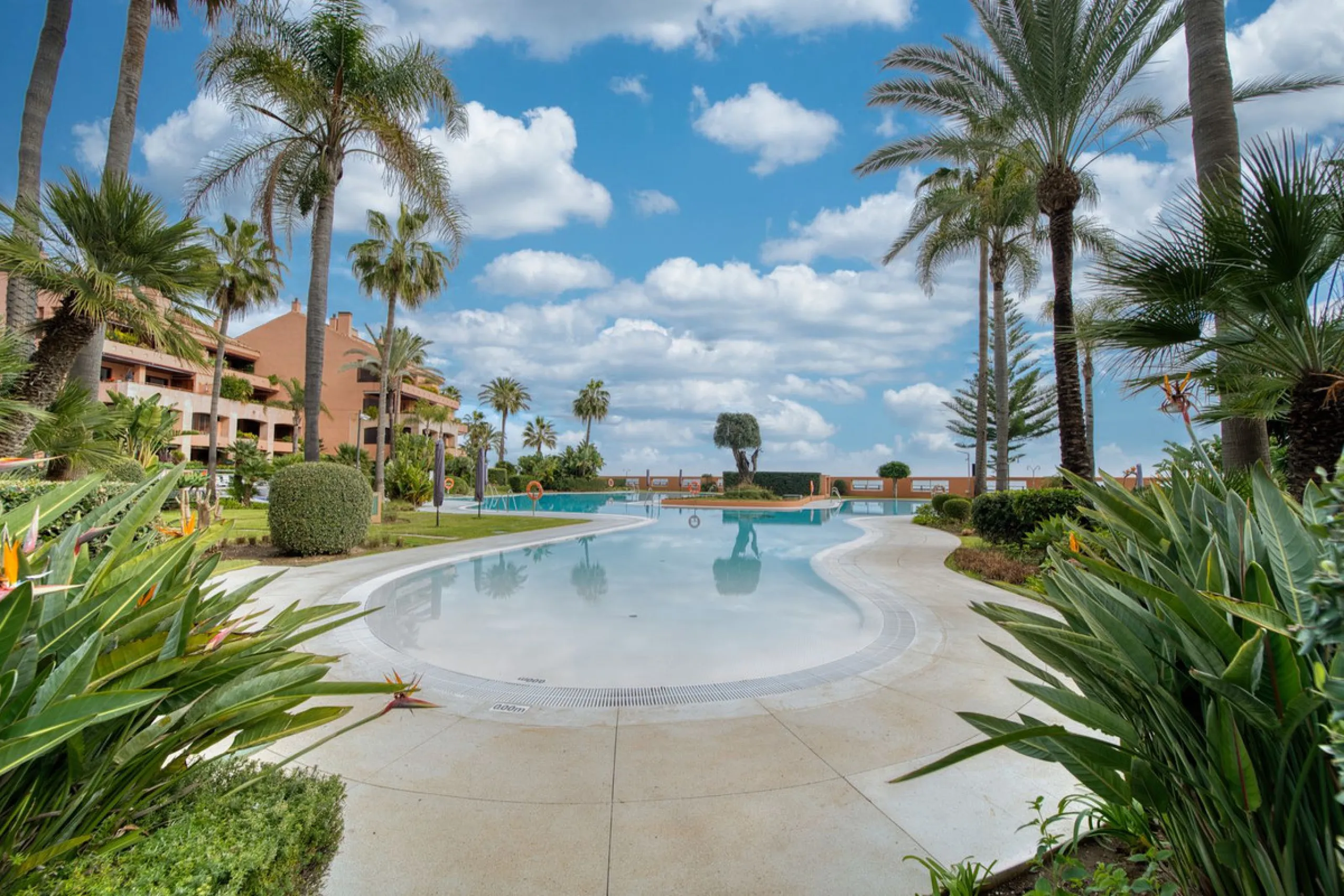 Located in the sought-after Malibu community in Marbella, this elegant ground-floor apartment combines luxury, comfort, and an unbeatable location. South-facing, the property enjoys abundant natural light throughout the day, creating a bright and welcomin