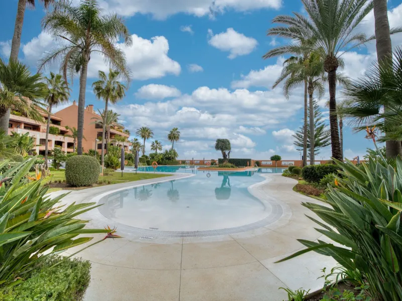 Located in the sought-after Malibu community in Marbella, this elegant ground-floor apartment combines luxury, comfort, and an unbeatable location. South-facing, the property enjoys abundant natural light throughout the day, creating a bright and welcomin