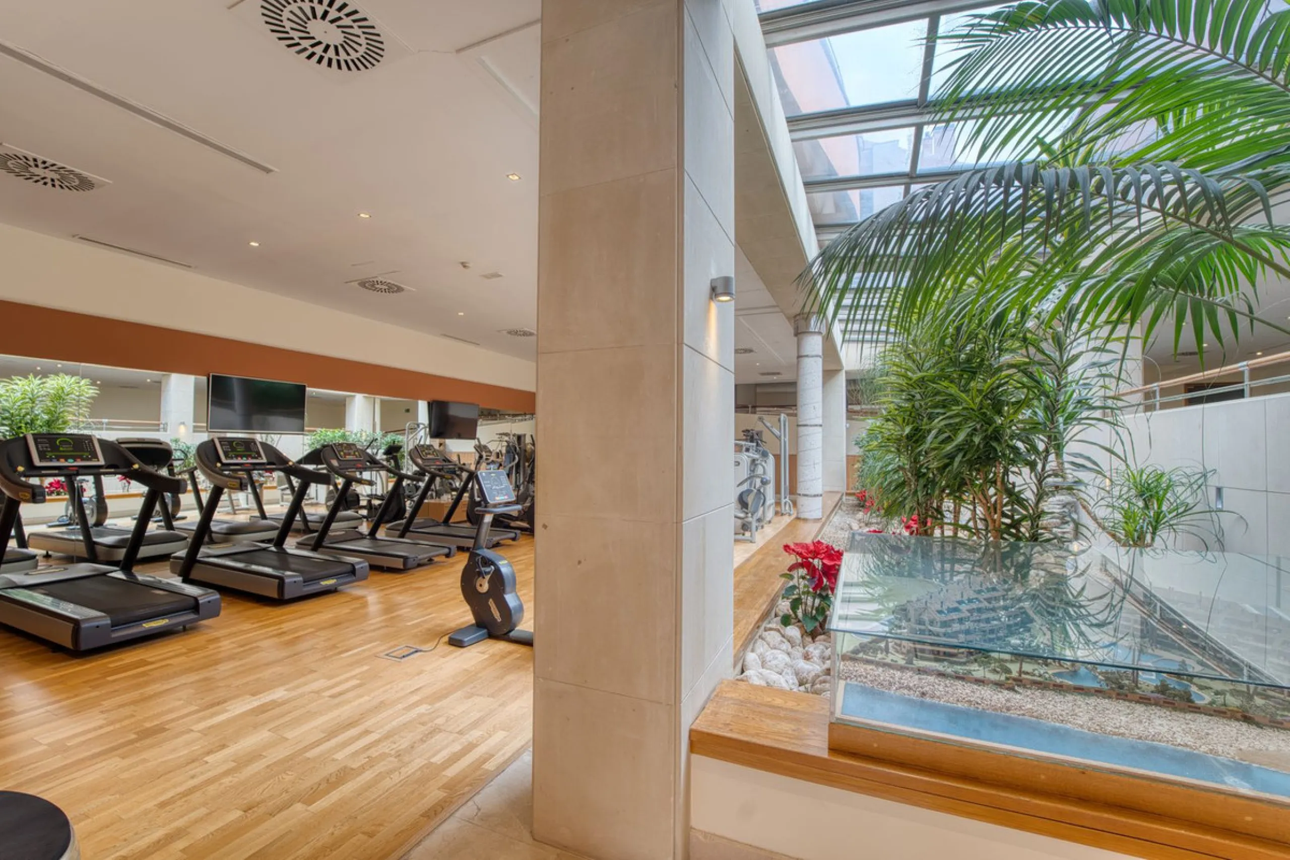 Located in the sought-after Malibu community in Marbella, this elegant ground-floor apartment combines luxury, comfort, and an unbeatable location. South-facing, the property enjoys abundant natural light throughout the day, creating a bright and welcomin