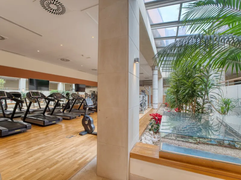 Located in the sought-after Malibu community in Marbella, this elegant ground-floor apartment combines luxury, comfort, and an unbeatable location. South-facing, the property enjoys abundant natural light throughout the day, creating a bright and welcomin
