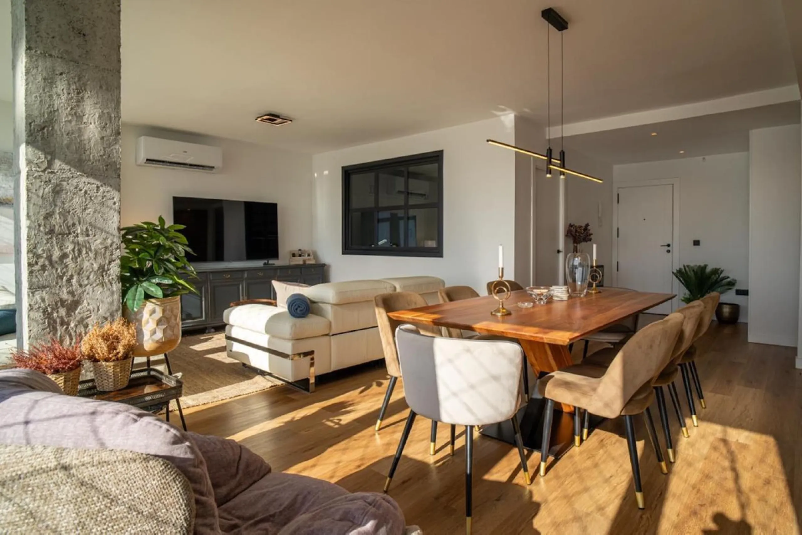 This 193 m² apartment is located on the first line of the beach, in one of Málaga's most sought-after areas. An excellent option for comfortable living or investment.