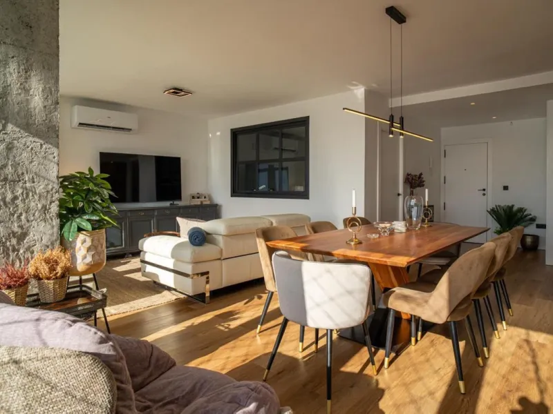 This 193 m² apartment is located on the first line of the beach, in one of Málaga's most sought-after areas. An excellent option for comfortable living or investment.