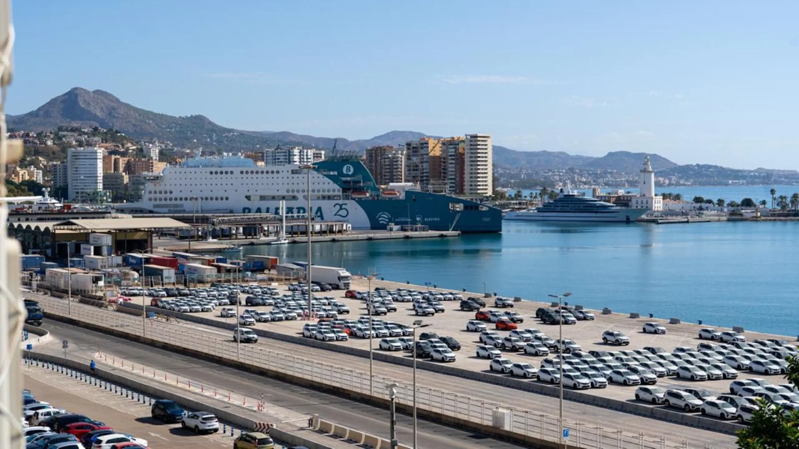 This 193 m² apartment is located on the first line of the beach, in one of Málaga's most sought-after areas. An excellent option for comfortable living or investment.