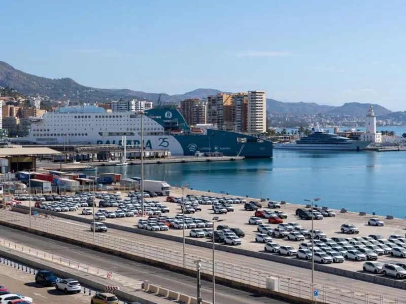 This 193 m² apartment is located on the first line of the beach, in one of Málaga's most sought-after areas. An excellent option for comfortable living or investment.