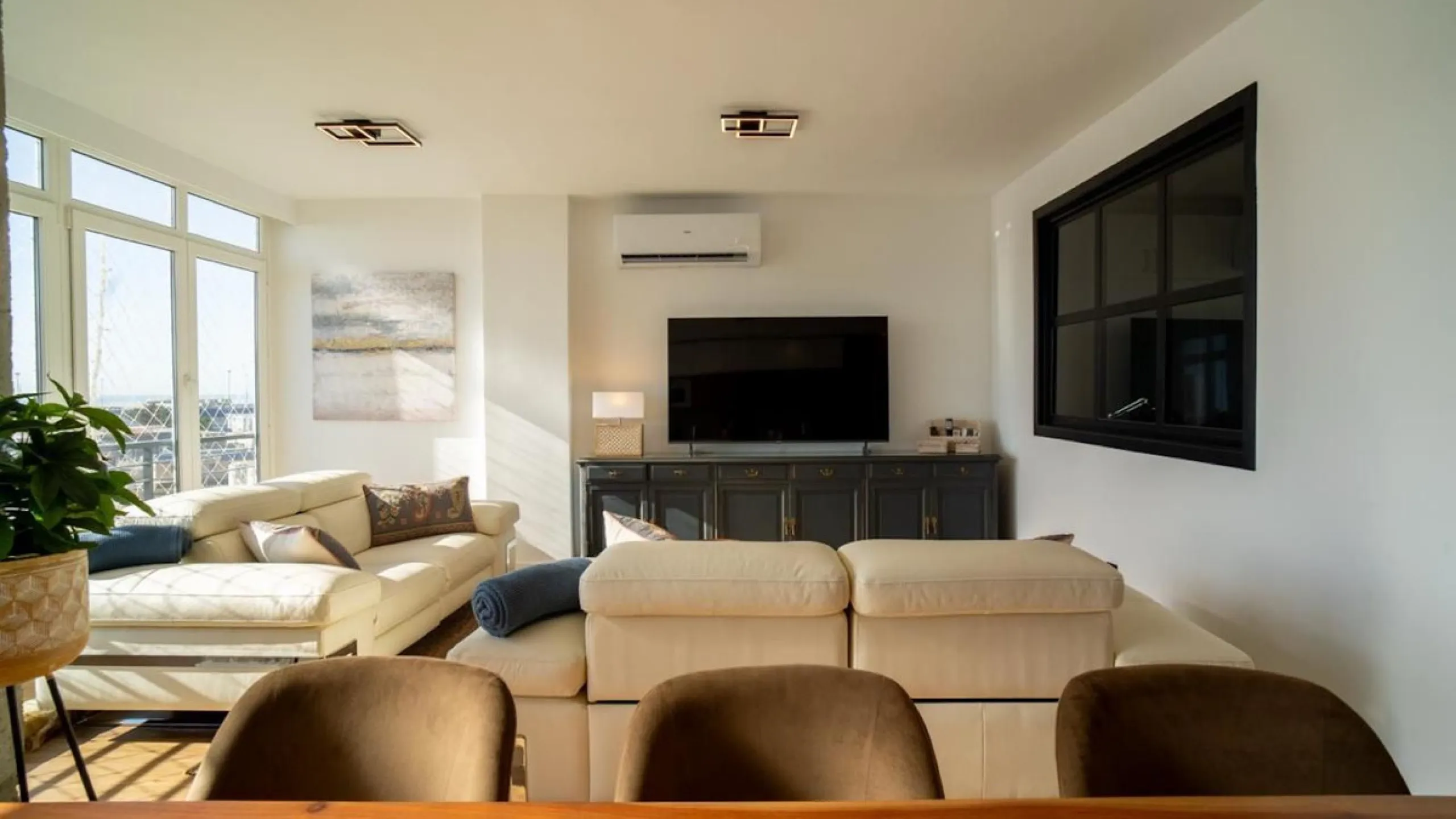 This 193 m² apartment is located on the first line of the beach, in one of Málaga's most sought-after areas. An excellent option for comfortable living or investment.