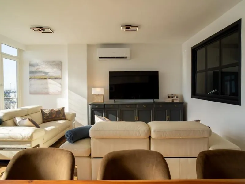 This 193 m² apartment is located on the first line of the beach, in one of Málaga's most sought-after areas. An excellent option for comfortable living or investment.