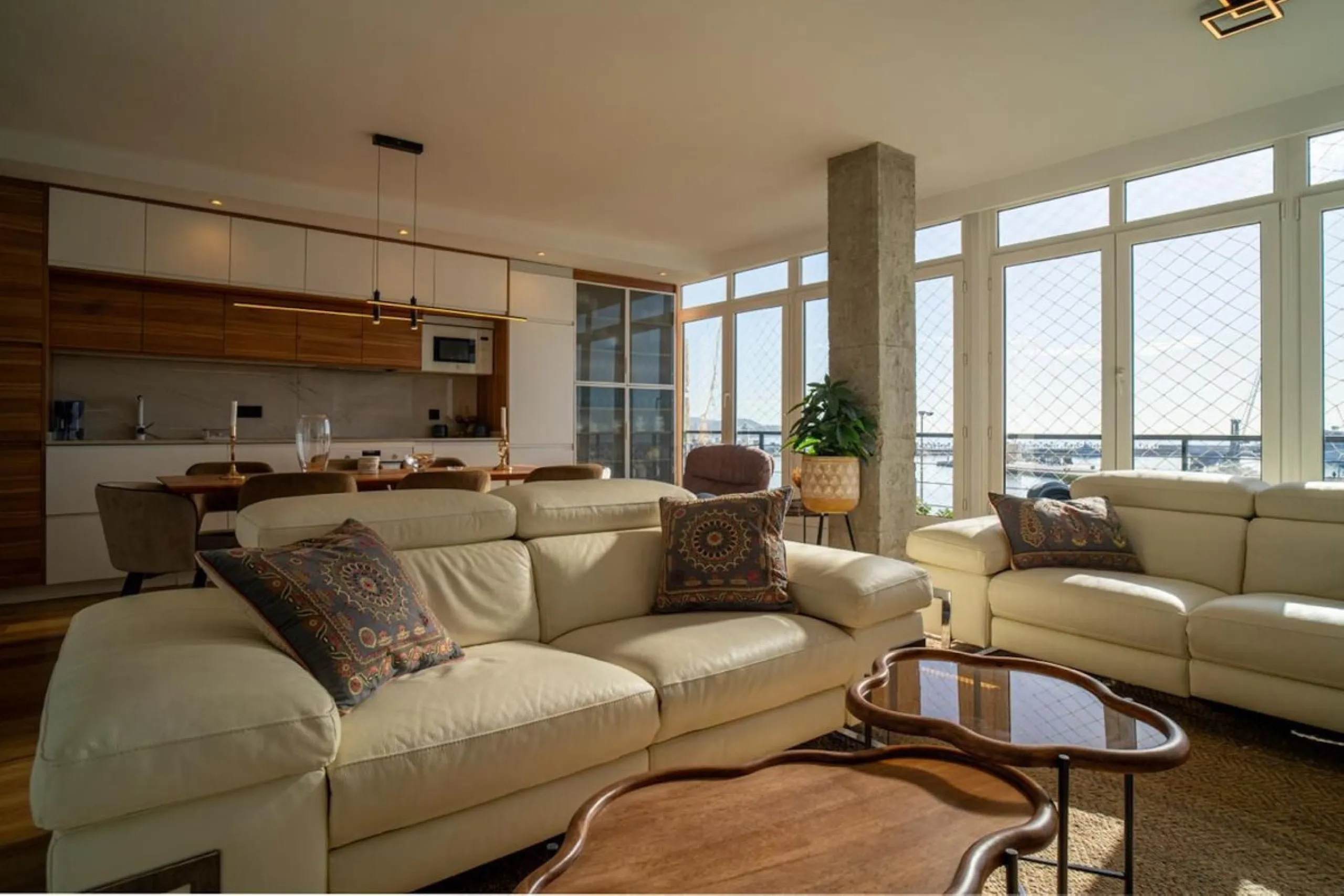 This 193 m² apartment is located on the first line of the beach, in one of Málaga's most sought-after areas. An excellent option for comfortable living or investment.