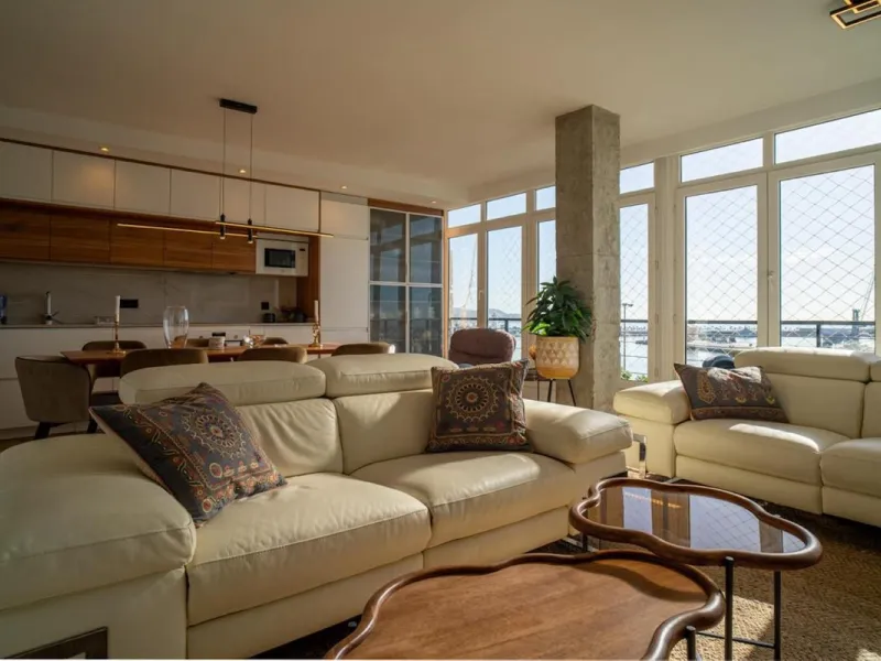 This 193 m² apartment is located on the first line of the beach, in one of Málaga's most sought-after areas. An excellent option for comfortable living or investment.