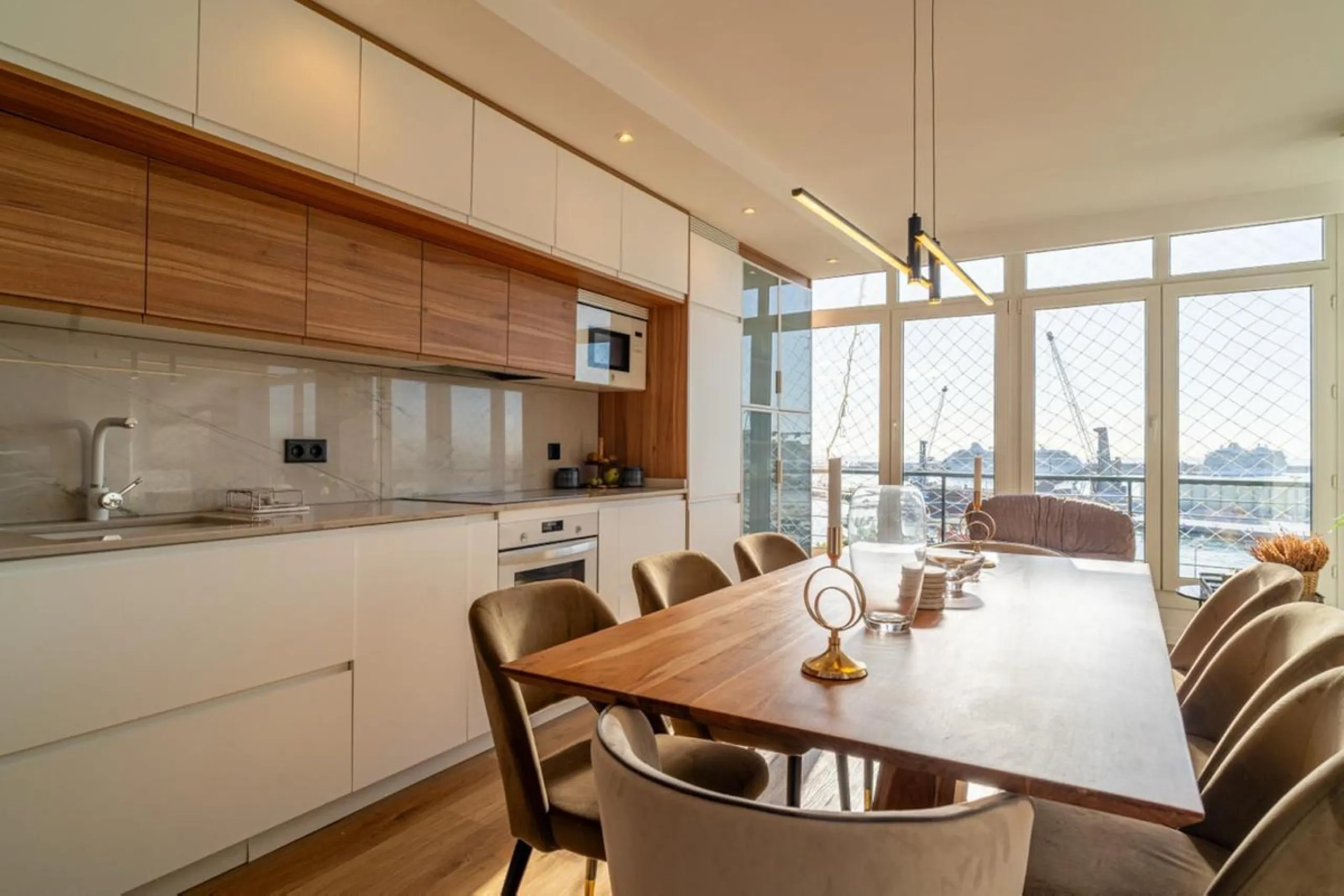 This 193 m² apartment is located on the first line of the beach, in one of Málaga's most sought-after areas. An excellent option for comfortable living or investment.