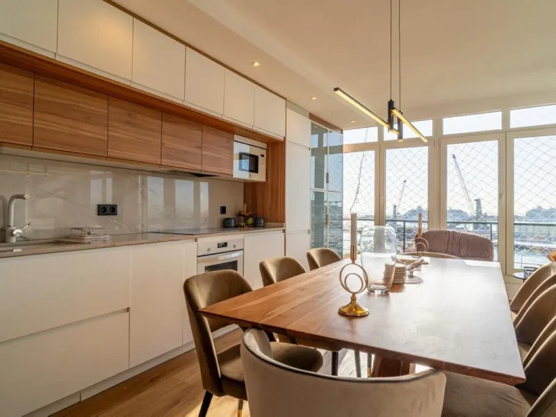 This 193 m² apartment is located on the first line of the beach, in one of Málaga's most sought-after areas. An excellent option for comfortable living or investment.