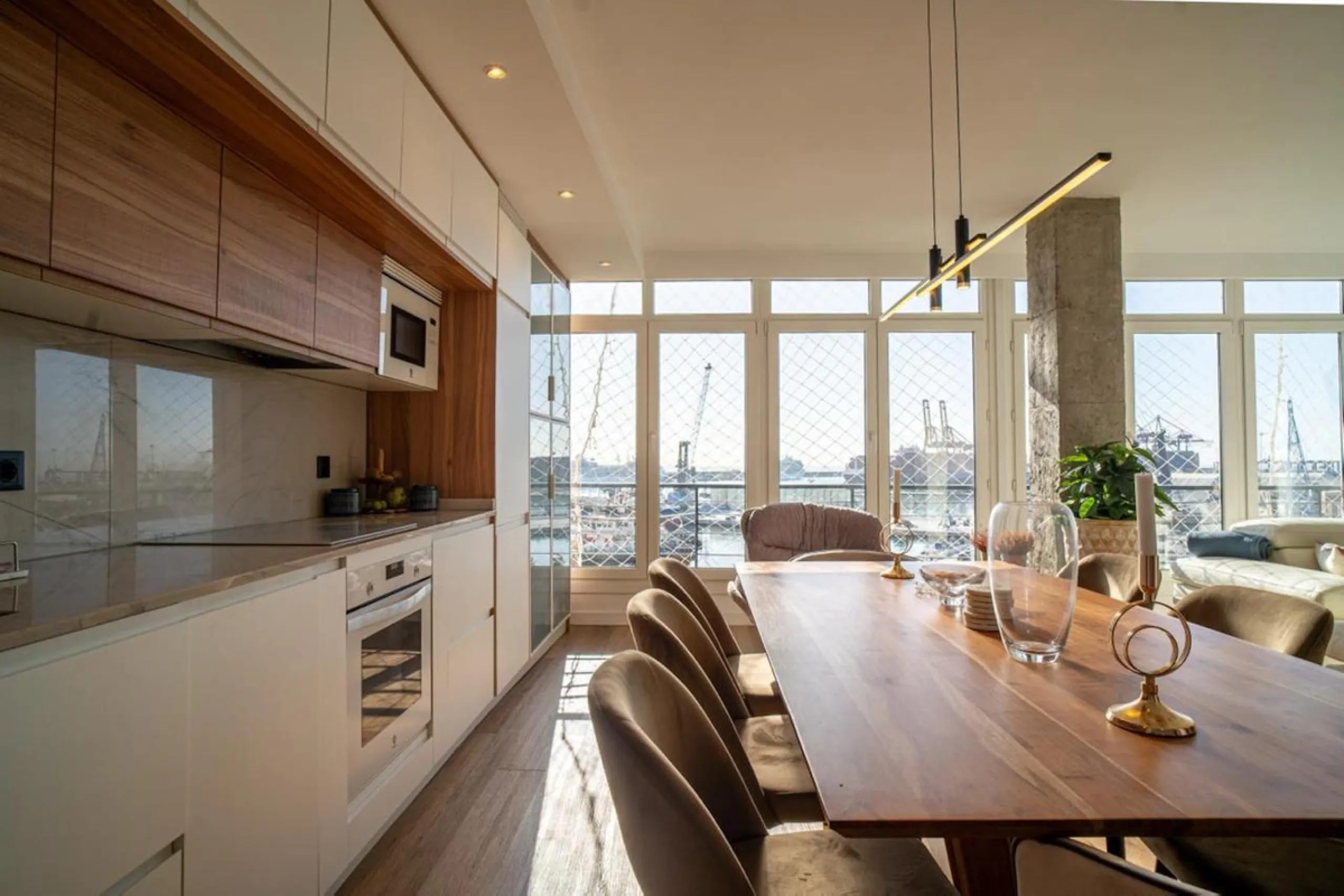 This 193 m² apartment is located on the first line of the beach, in one of Málaga's most sought-after areas. An excellent option for comfortable living or investment.