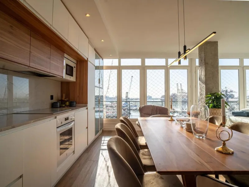 This 193 m² apartment is located on the first line of the beach, in one of Málaga's most sought-after areas. An excellent option for comfortable living or investment.