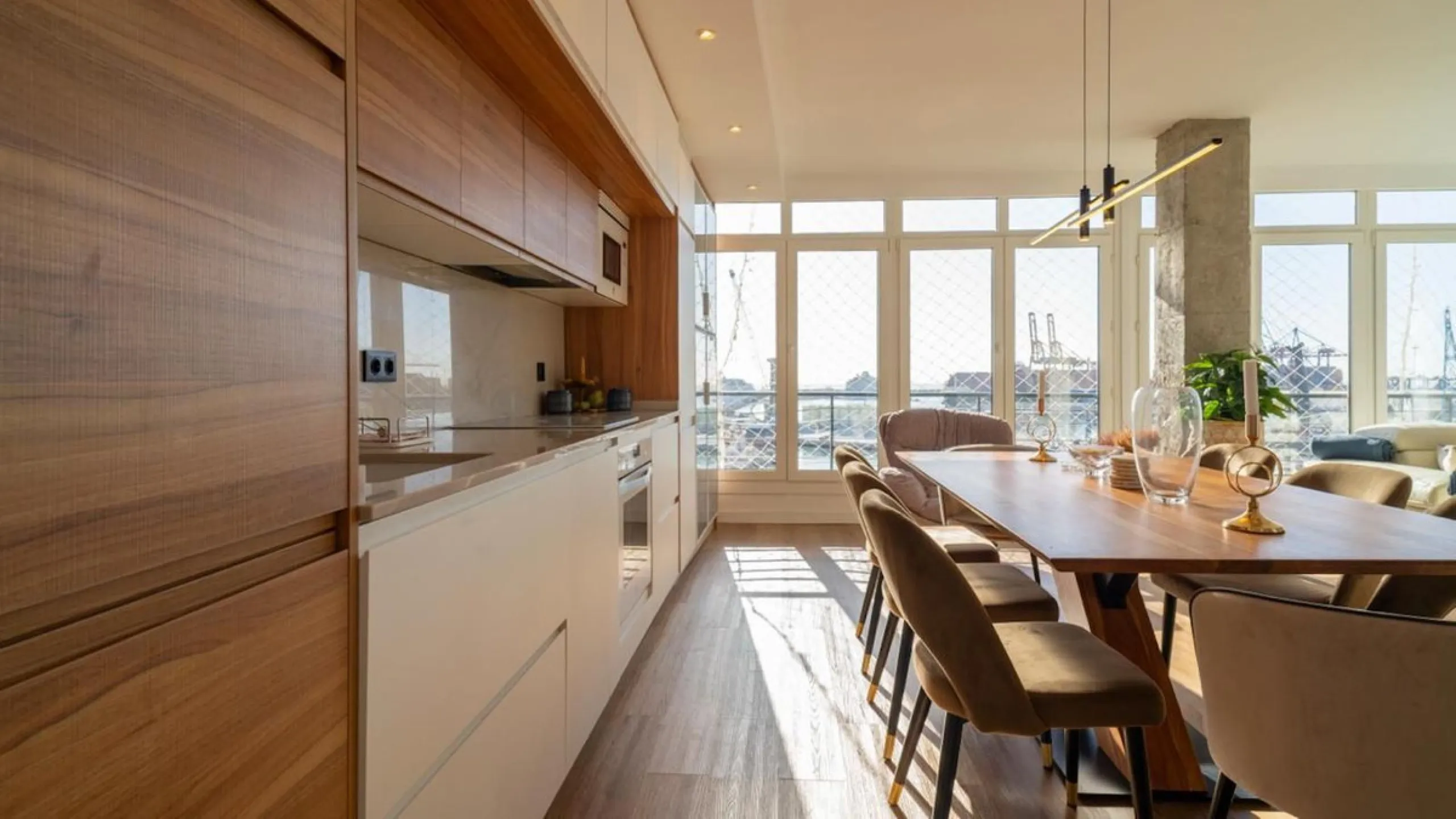 This 193 m² apartment is located on the first line of the beach, in one of Málaga's most sought-after areas. An excellent option for comfortable living or investment.