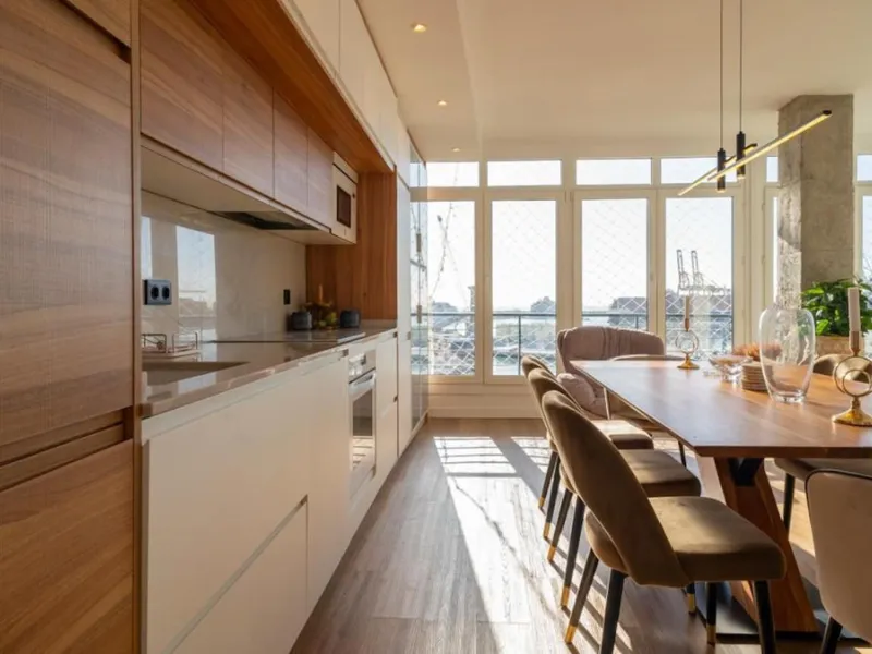 This 193 m² apartment is located on the first line of the beach, in one of Málaga's most sought-after areas. An excellent option for comfortable living or investment.