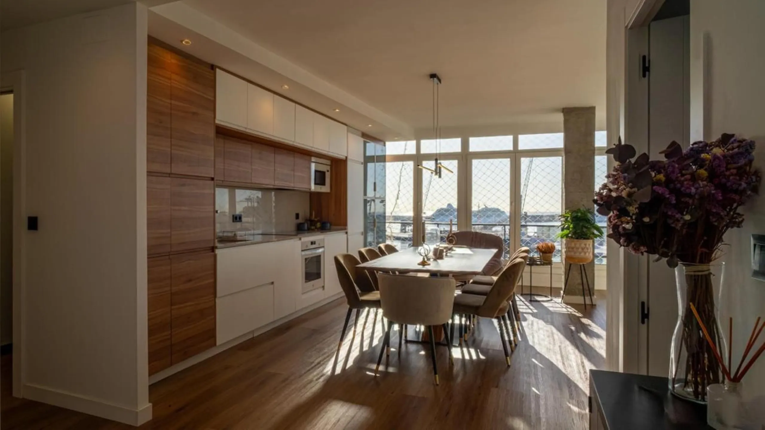 This 193 m² apartment is located on the first line of the beach, in one of Málaga's most sought-after areas. An excellent option for comfortable living or investment.