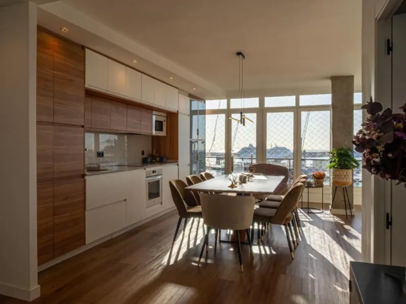 This 193 m² apartment is located on the first line of the beach, in one of Málaga's most sought-after areas. An excellent option for comfortable living or investment.