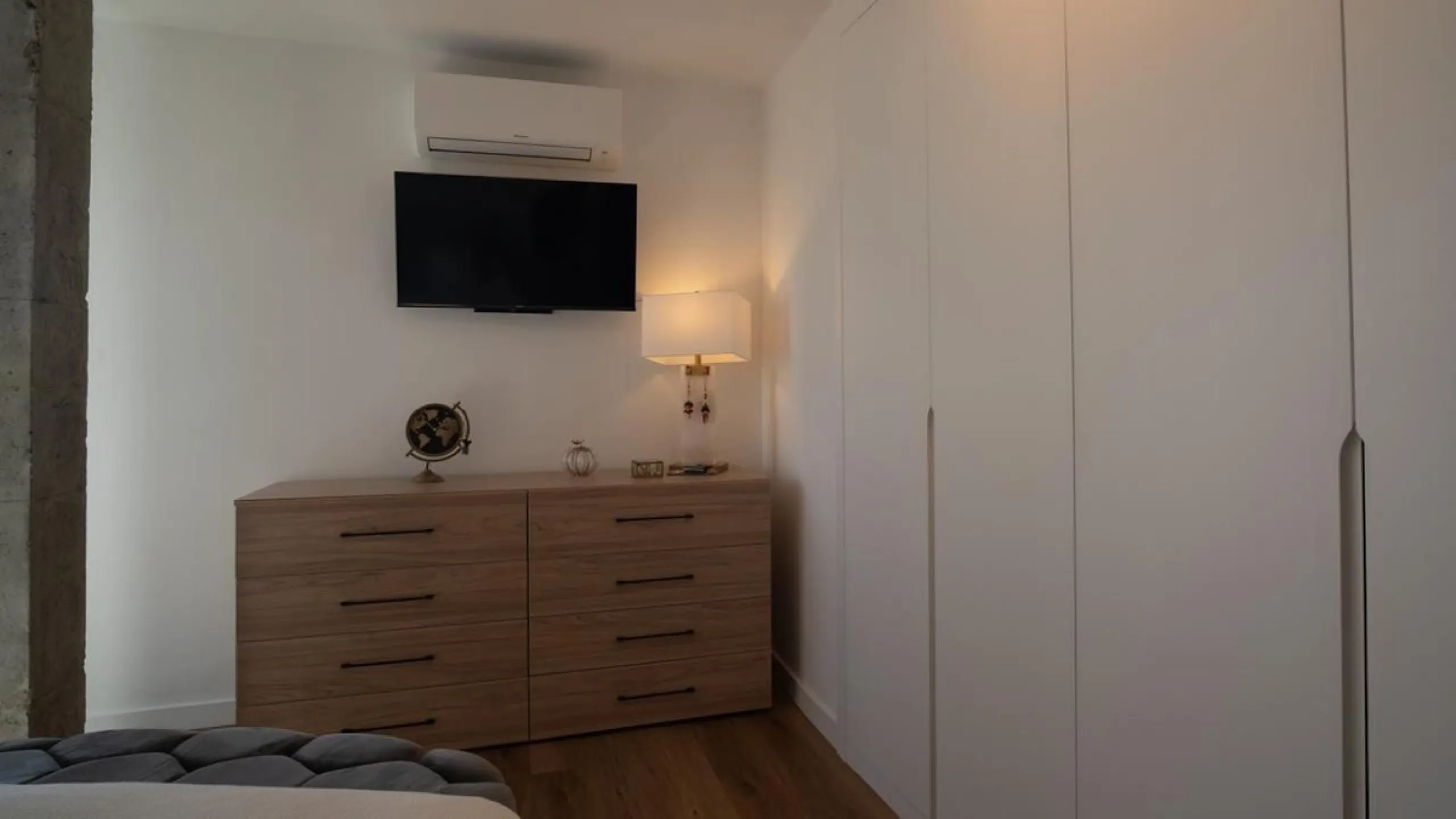 This 193 m² apartment is located on the first line of the beach, in one of Málaga's most sought-after areas. An excellent option for comfortable living or investment.