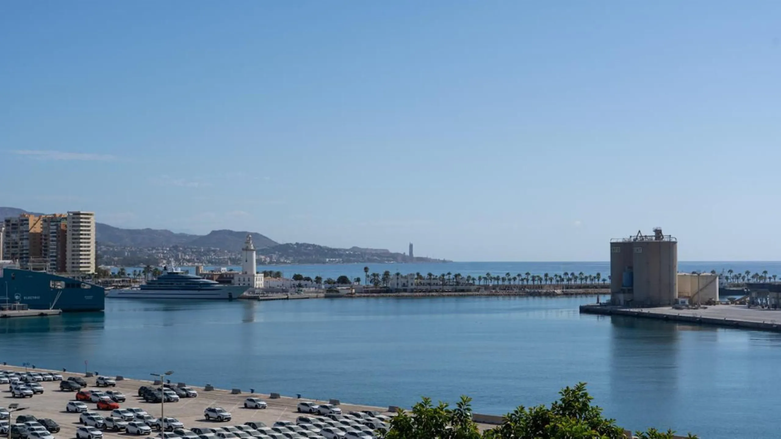 This 193 m² apartment is located on the first line of the beach, in one of Málaga's most sought-after areas. An excellent option for comfortable living or investment.