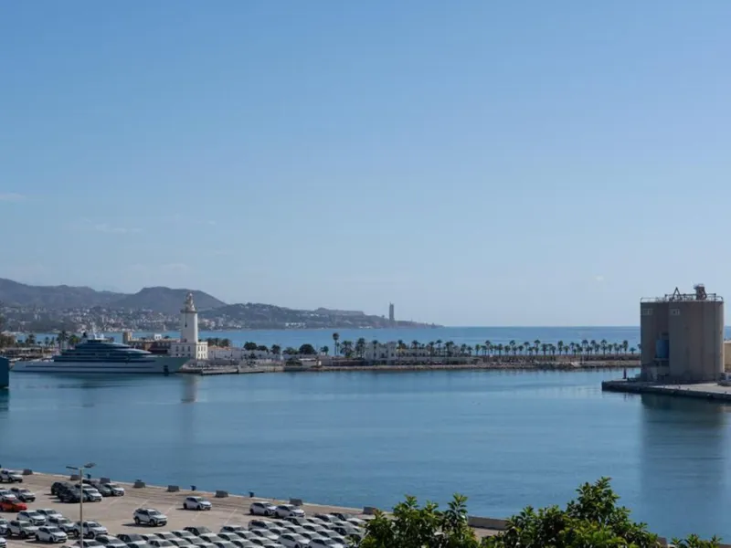 This 193 m² apartment is located on the first line of the beach, in one of Málaga's most sought-after areas. An excellent option for comfortable living or investment.