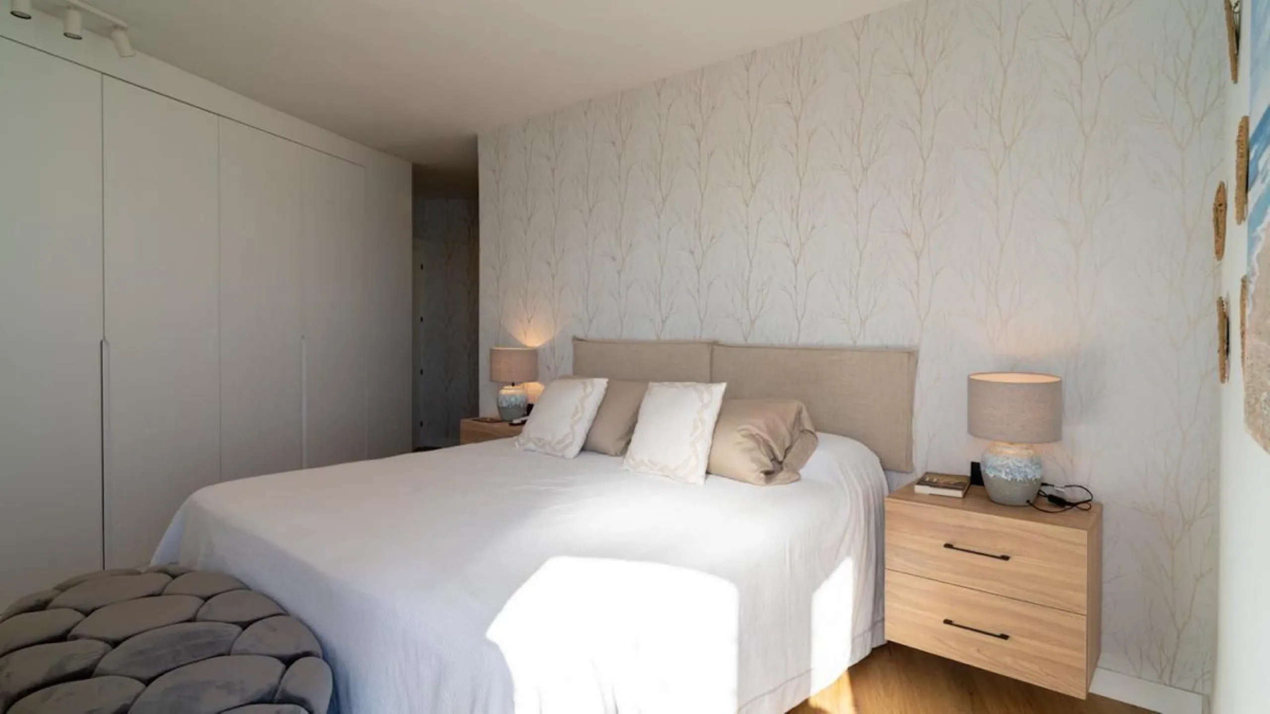 This 193 m² apartment is located on the first line of the beach, in one of Málaga's most sought-after areas. An excellent option for comfortable living or investment.