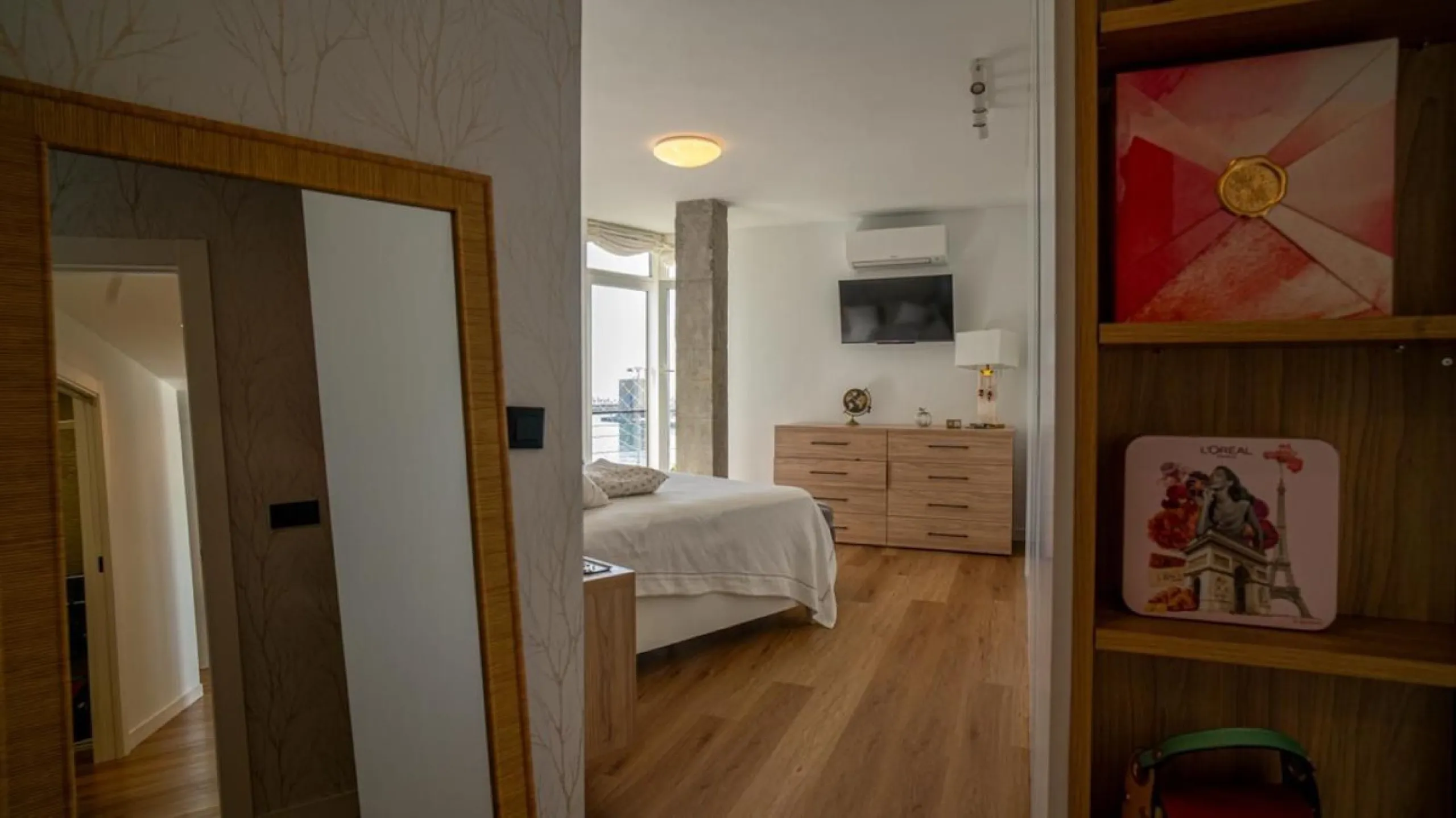 This 193 m² apartment is located on the first line of the beach, in one of Málaga's most sought-after areas. An excellent option for comfortable living or investment.