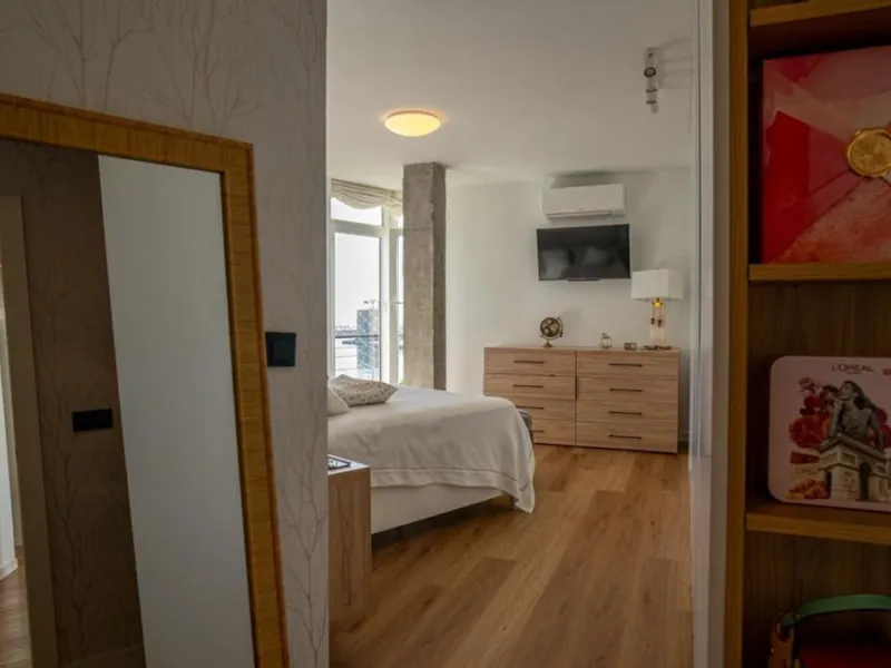 This 193 m² apartment is located on the first line of the beach, in one of Málaga's most sought-after areas. An excellent option for comfortable living or investment.