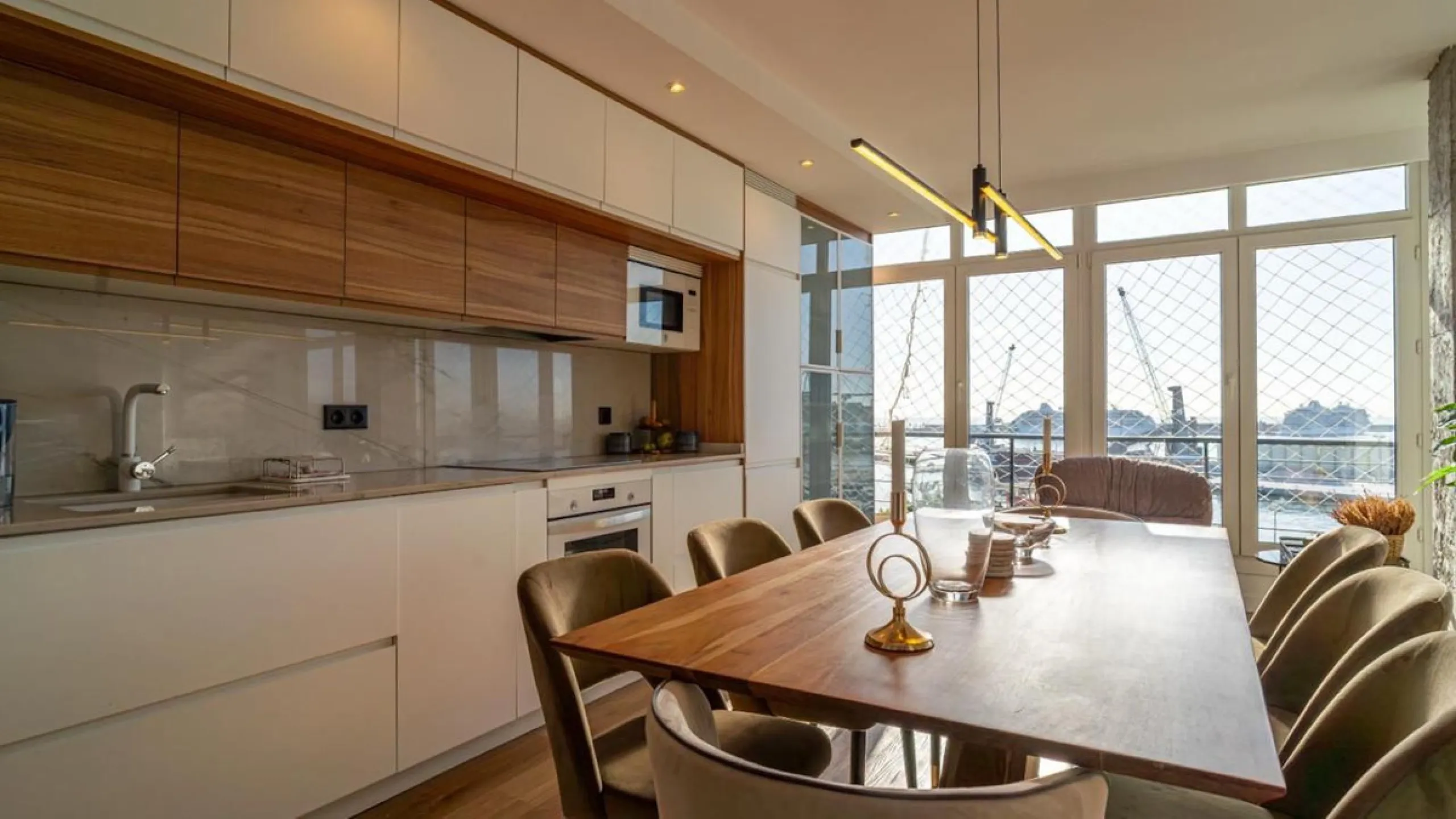 This 193 m² apartment is located on the first line of the beach, in one of Málaga's most sought-after areas. An excellent option for comfortable living or investment.