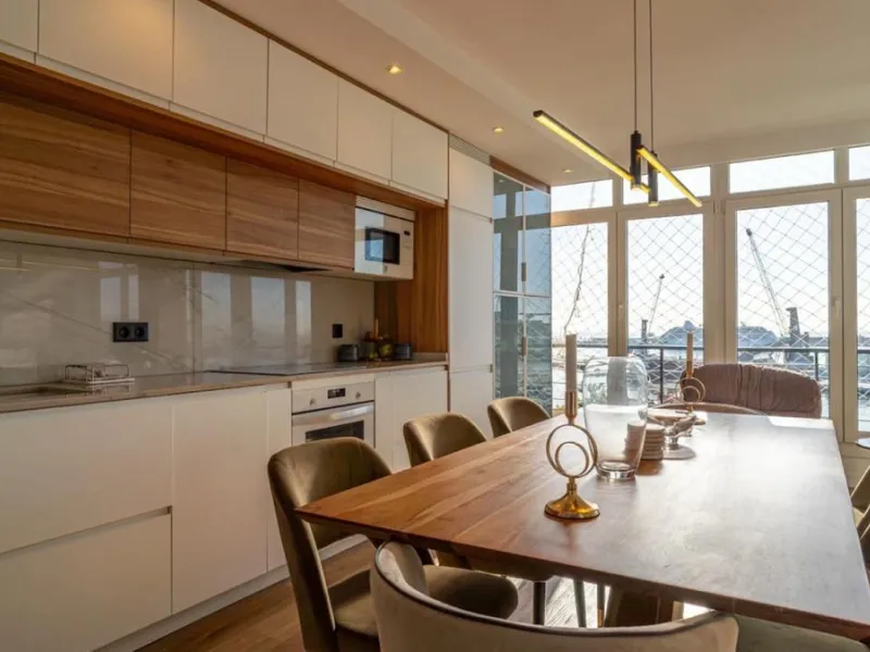 This 193 m² apartment is located on the first line of the beach, in one of Málaga's most sought-after areas. An excellent option for comfortable living or investment.