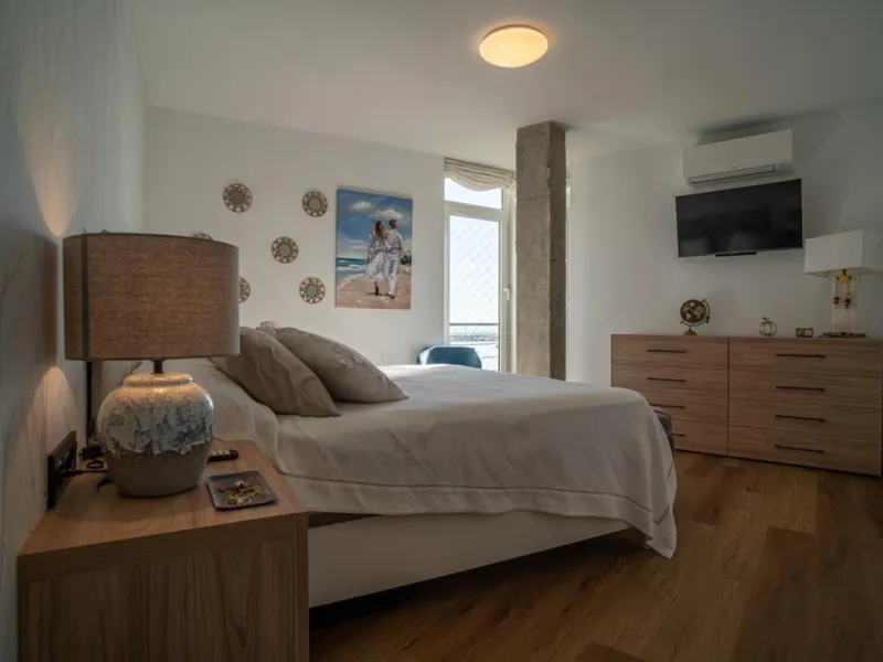 This 193 m² apartment is located on the first line of the beach, in one of Málaga's most sought-after areas. An excellent option for comfortable living or investment.